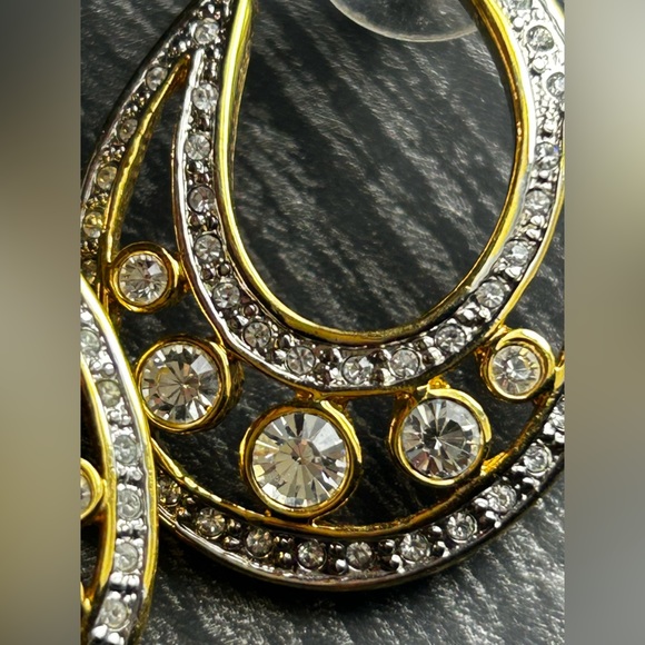 BUTLER Classic Crystal Earrings with Goldtone Finish. Absolutely Stunning - Picture 10 of 13